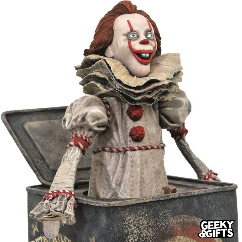 Diamond Select Toys Gallery Diorama: It - Pennywise-in-the-box